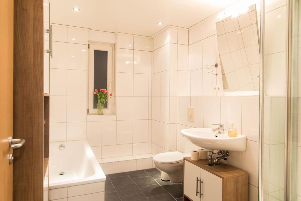 3 Bedroom House With 2 Bathrooms In - Haus Mit 3 Schlafzimmer 2 Badezimmer In Düsseldorf